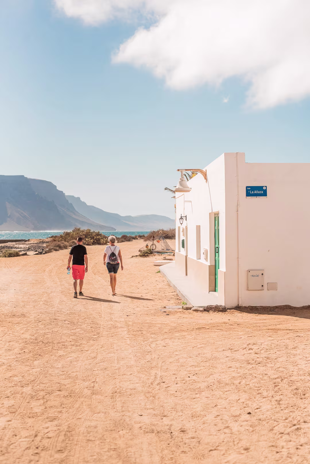 Pareja caminando por el pueblo de Caleta de Sebo en La Graciosa