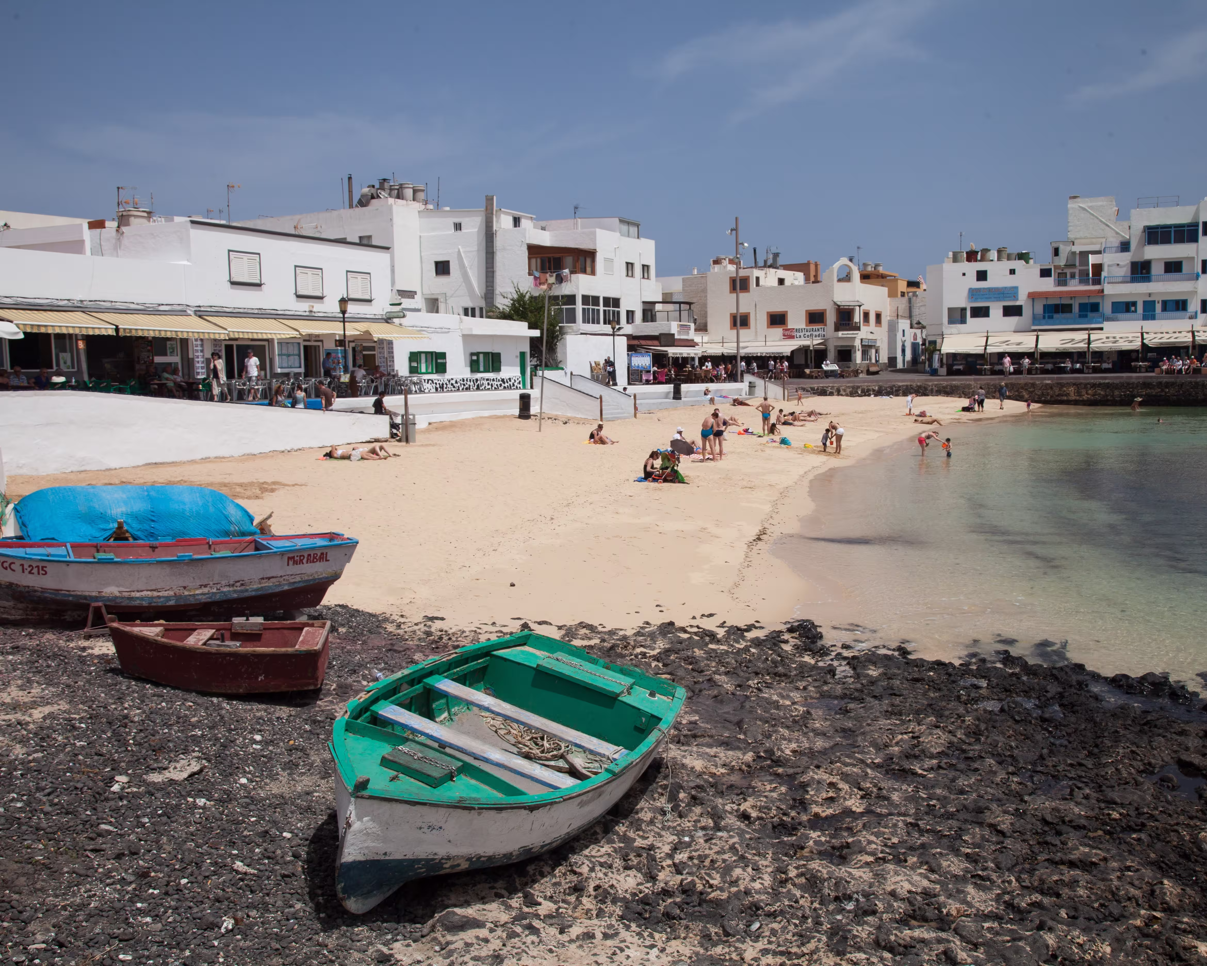 Barquitos a pie de la playa del Muelle Chico en Corralejo, Fuerteventura