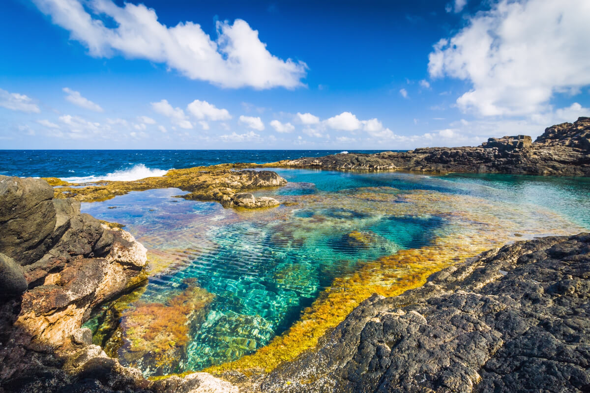 Charcos de agua en un paisaje volcánico en Los Charcones, Lanzarote