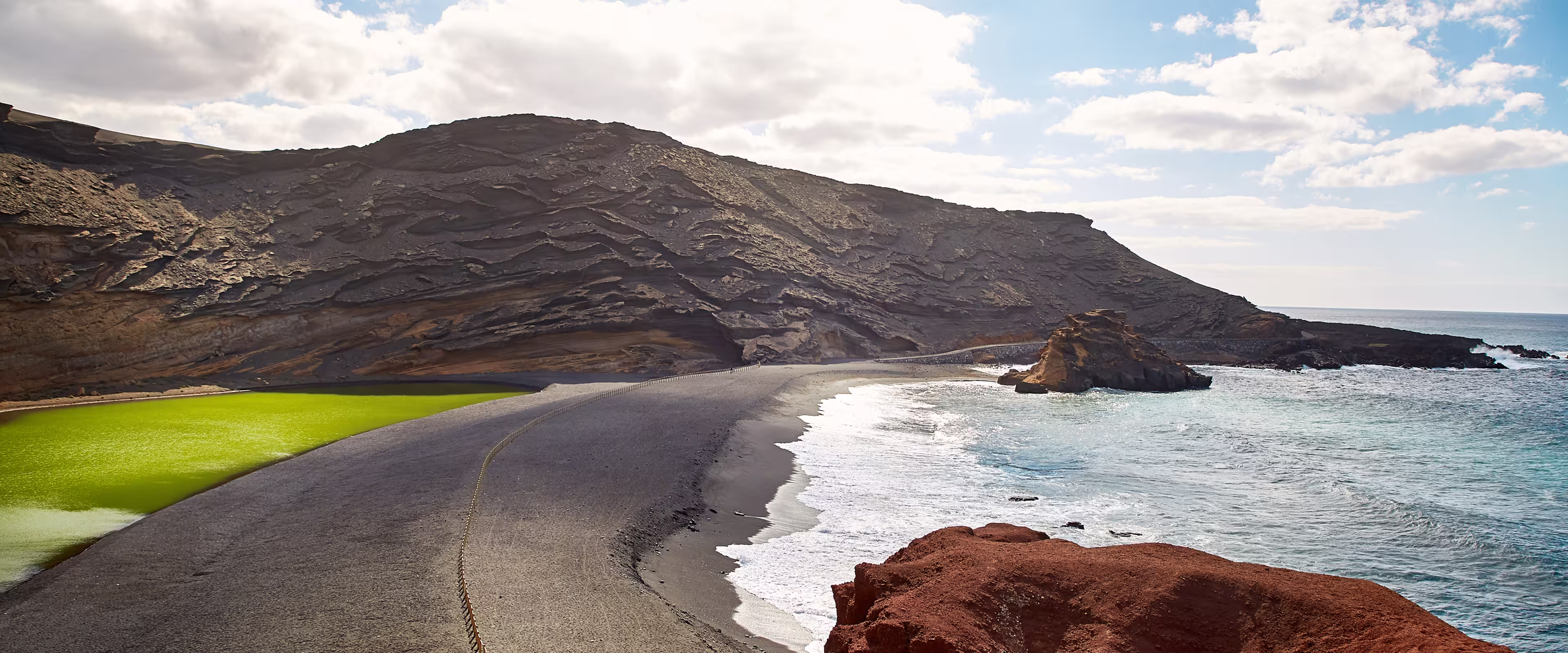 Charcos de agua en un paisaje volcánico en Los Charcones, Lanzarote
