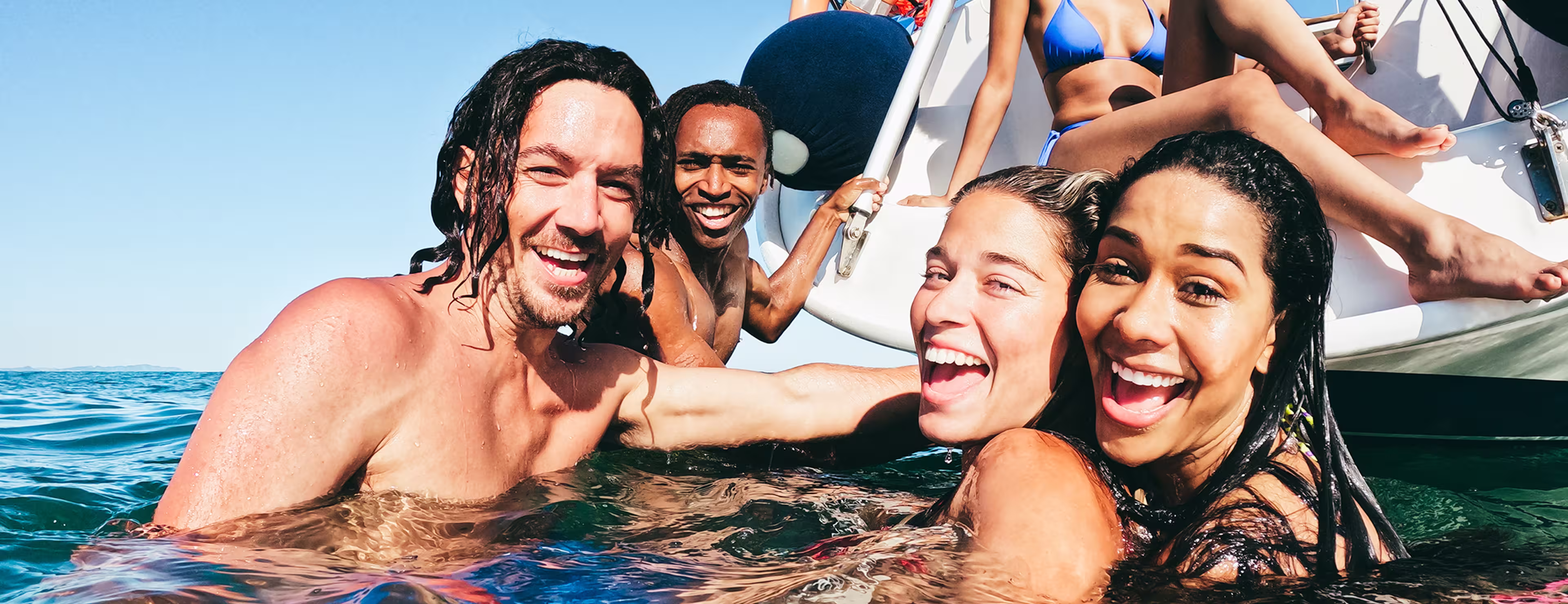 Grupo de amigos disfrutando de la playa tomando copas