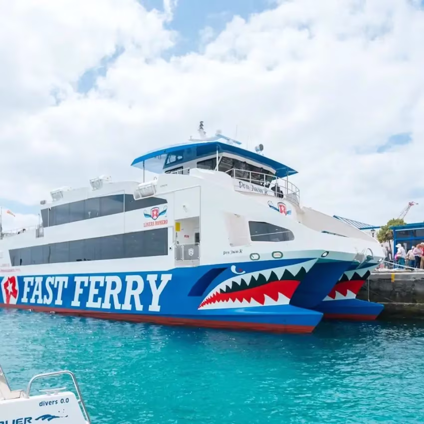 Dueños de Líneas Romero sosteniendo un premio